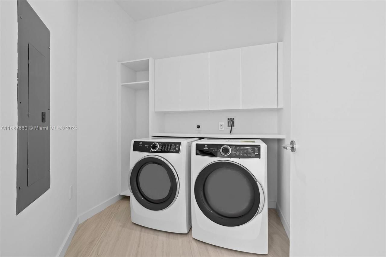 851 NE 1st Ave, Unit PH 5700, Miami, FL 33132 Photo