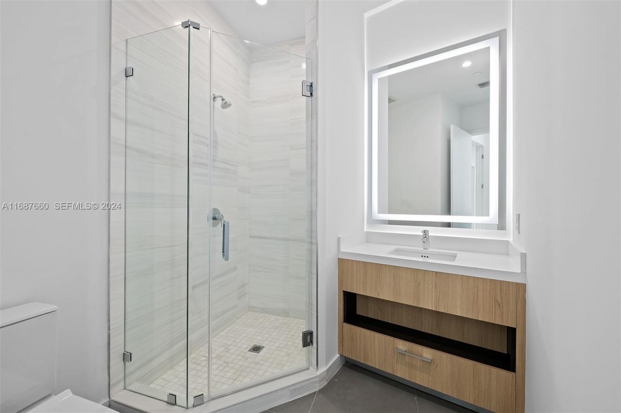 851 NE 1st Ave, Unit PH 5700, Miami, FL 33132 Photo