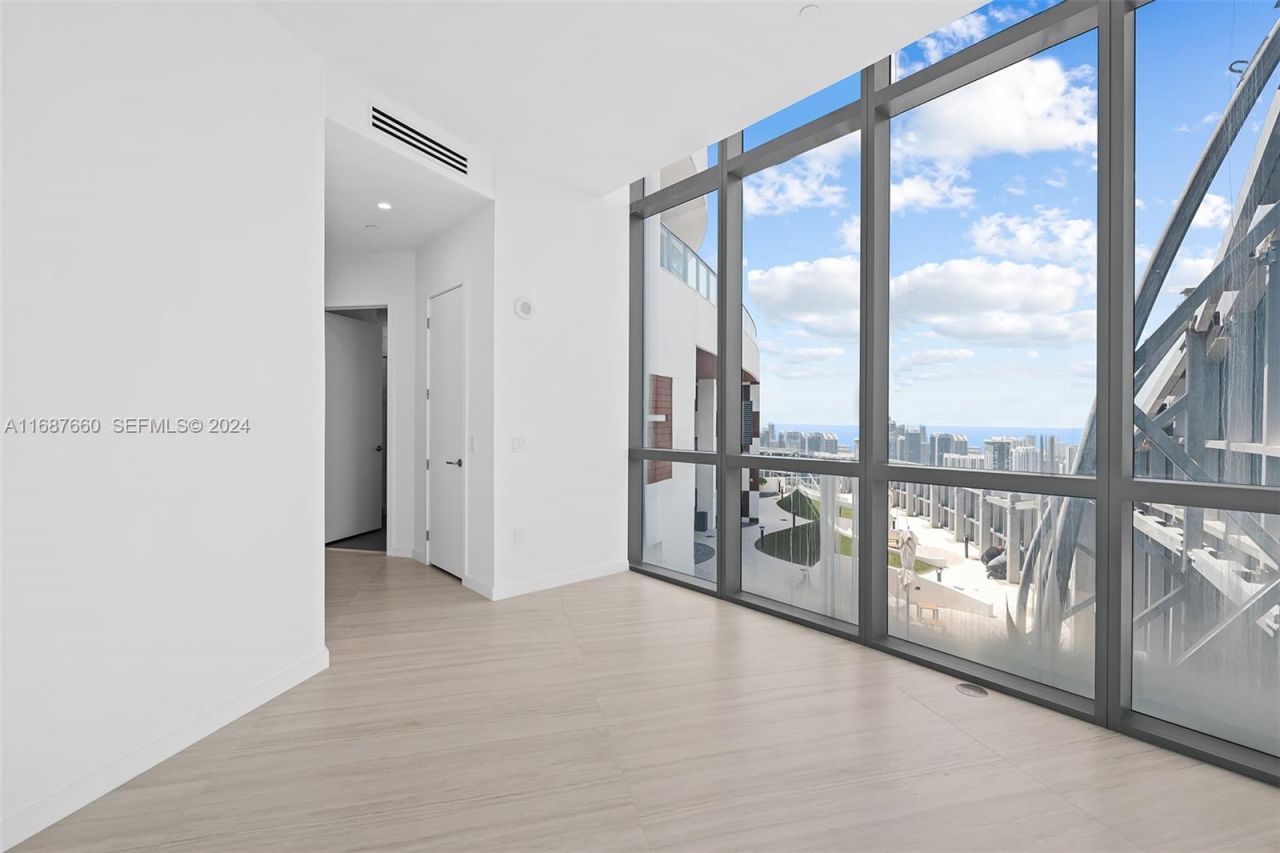 851 NE 1st Ave, Unit PH 5700, Miami, FL 33132 Photo