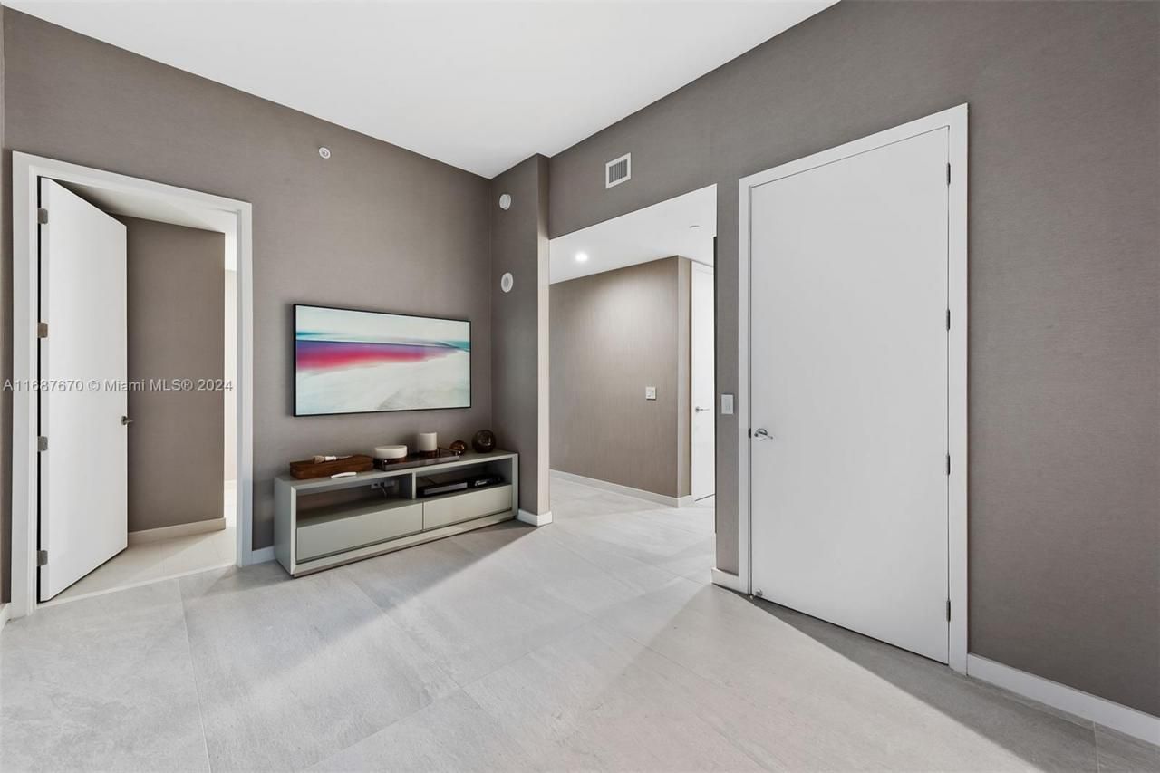 851 NE 1st Ave, Unit PH 5112, Miami, FL 33132 Photo