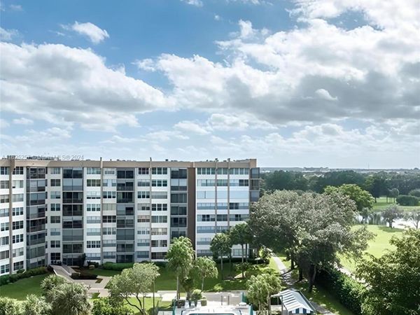 1000 Saint Charles Pl, Unit 522, Pembroke Pines, FL 33026