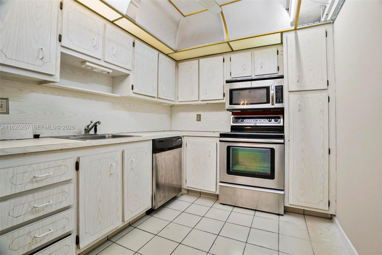 1000 Saint Charles Pl, Unit 522, Pembroke Pines, FL 33026 Photo