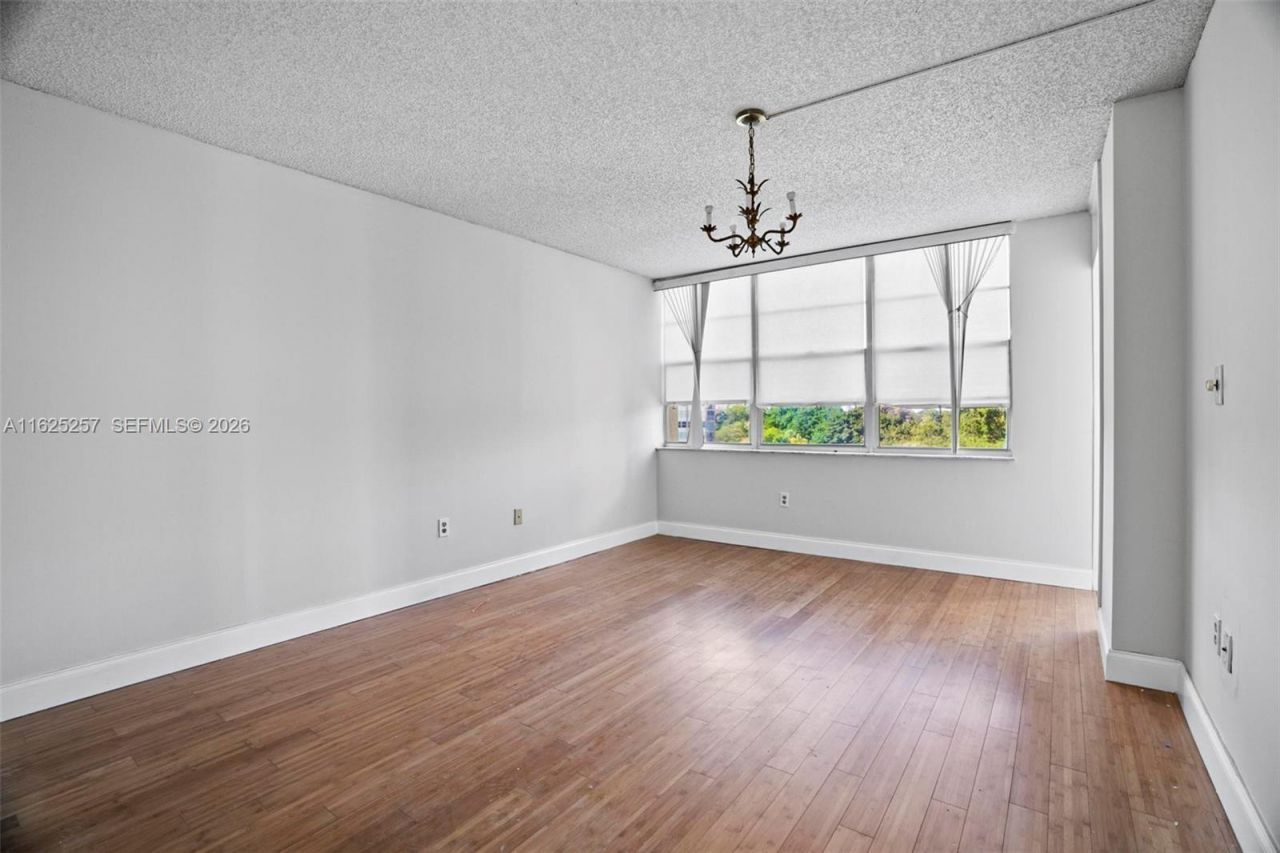 1000 Saint Charles Pl, Unit 522, Pembroke Pines, FL 33026 Photo