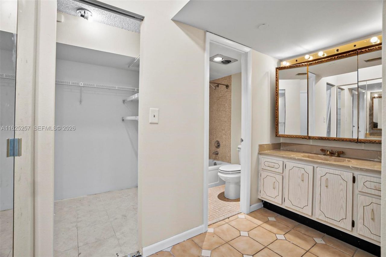 1000 Saint Charles Pl, Unit 522, Pembroke Pines, FL 33026 Photo