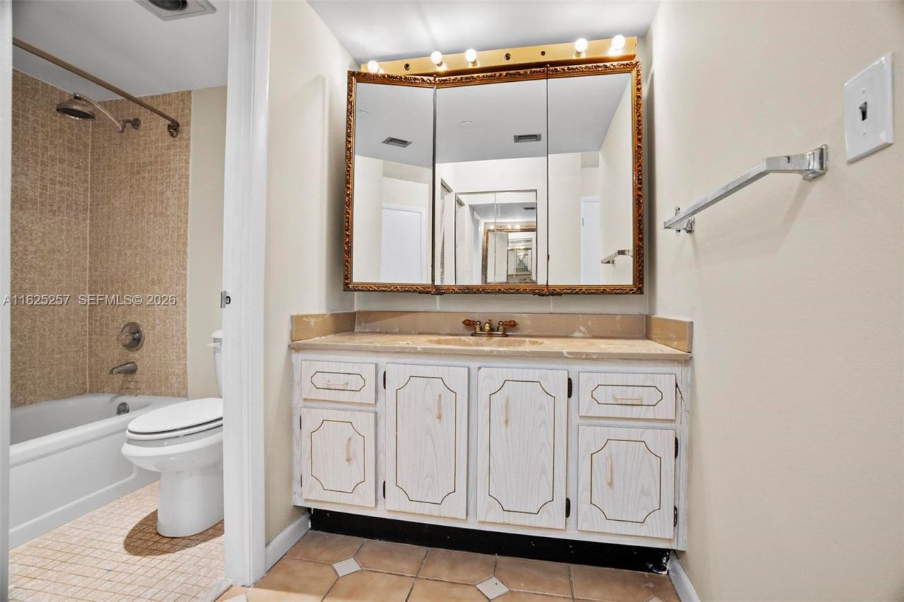 1000 Saint Charles Pl, Unit 522, Pembroke Pines, FL 33026 Photo
