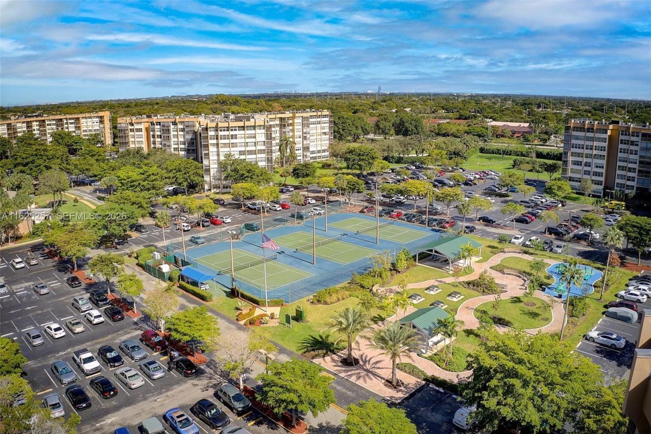 1000 Saint Charles Pl, Unit 522, Pembroke Pines, FL 33026 Photo