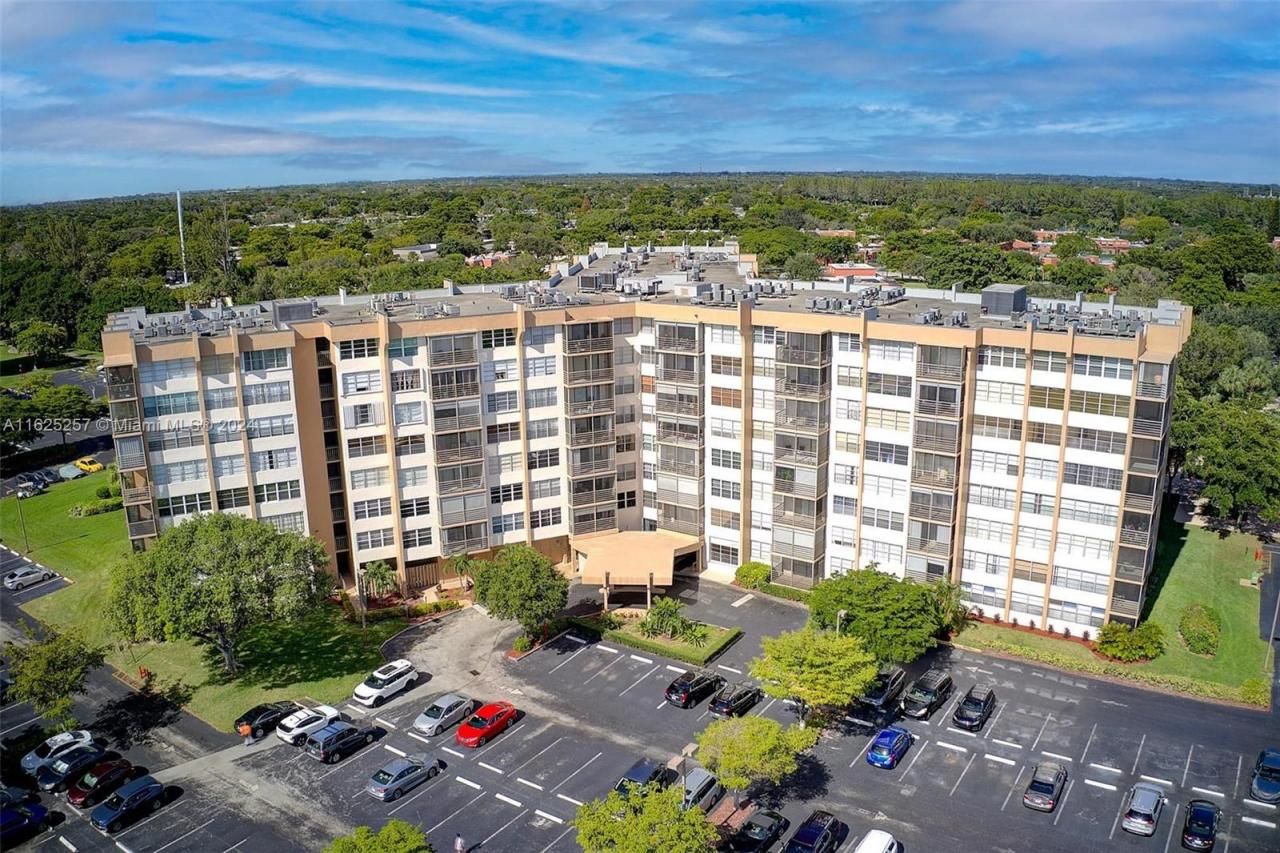 1000 Saint Charles Pl, Unit 522, Pembroke Pines, FL 33026 Photo