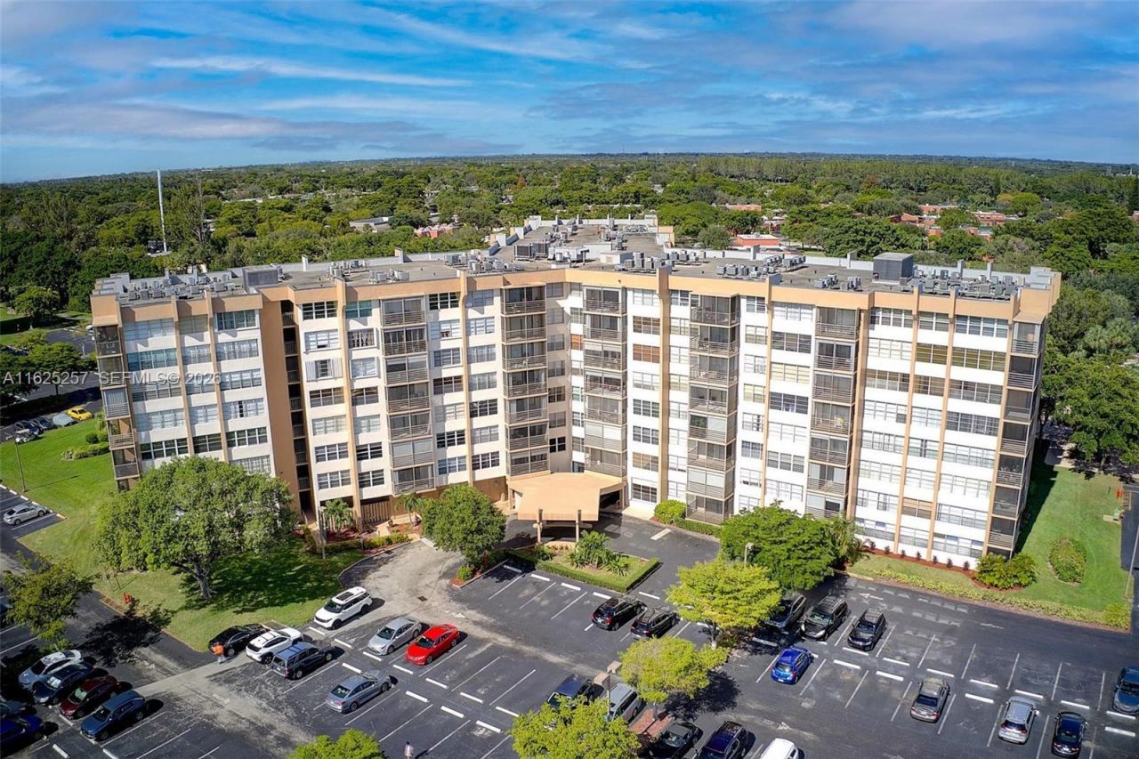 1000 Saint Charles Pl, Unit 522, Pembroke Pines, FL 33026 Photo