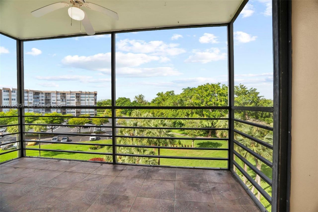 1000 Saint Charles Pl, Unit 522, Pembroke Pines, FL 33026 Photo