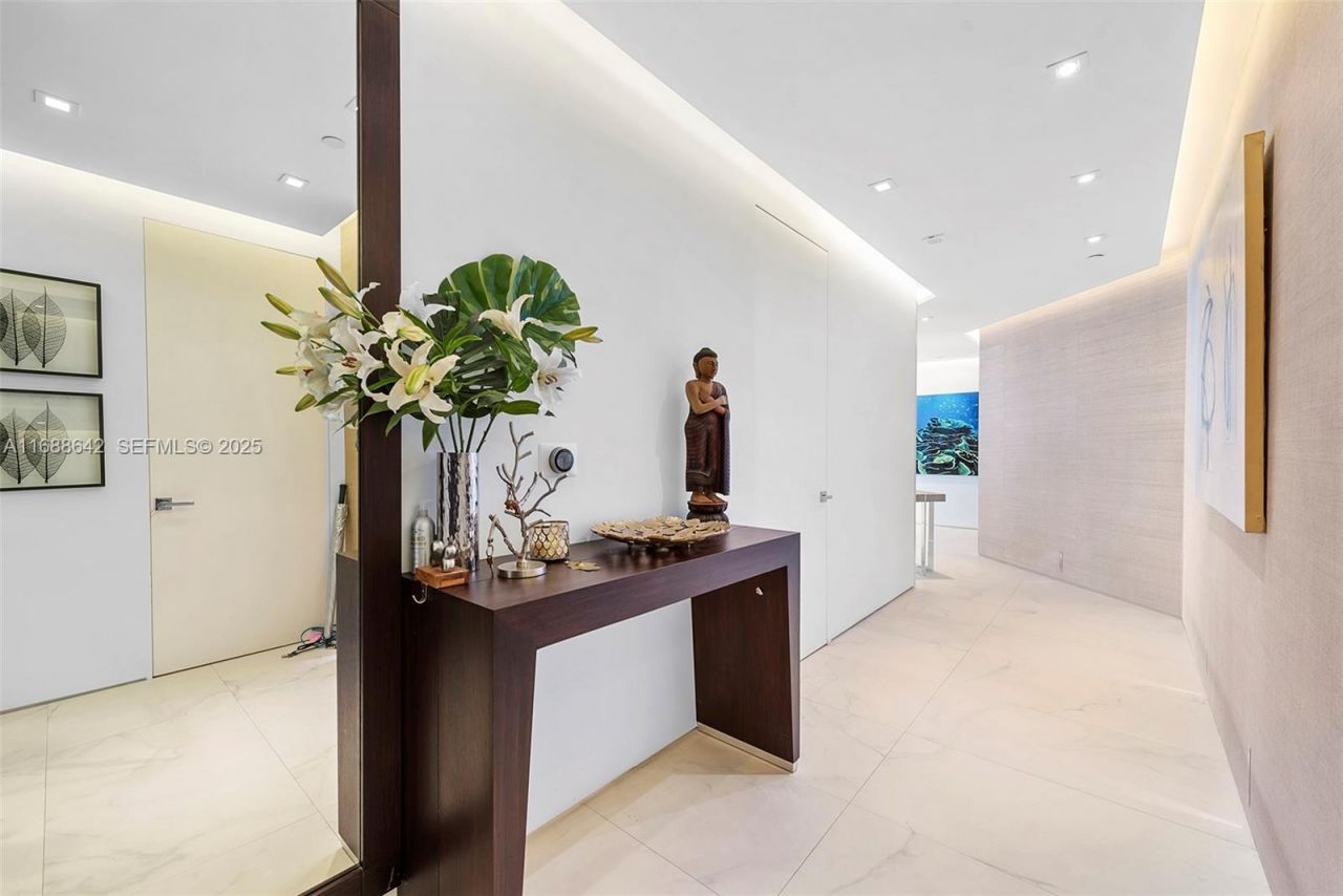 100 S Pointe Dr, Unit 706, Miami Beach, FL 33139 Photo