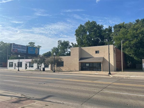 6825 Douglas Avenue, Urbandale, IA 50322