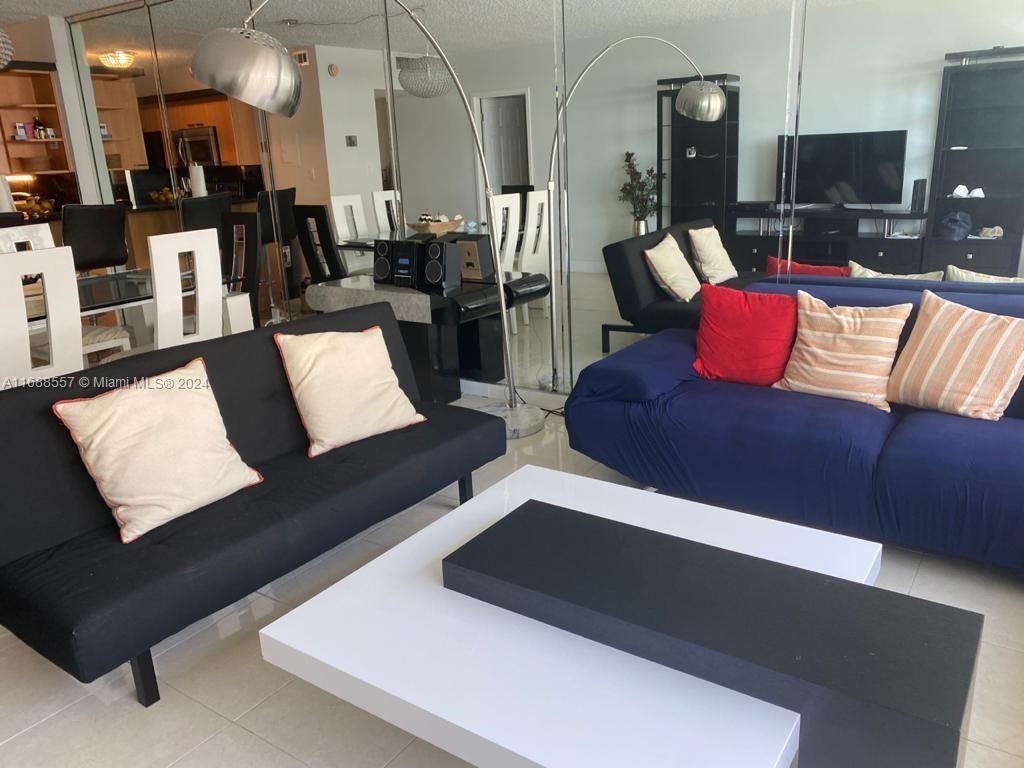 5401 Collins Ave, Unit 412, Miami Beach, FL 33140 Photo