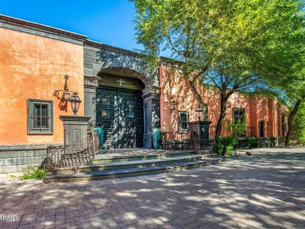 8100 N 68TH Street, Paradise Valley, AZ 85253