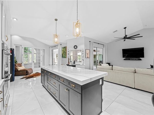 8139 Las Palmas WAY, NAPLES, FL 34109