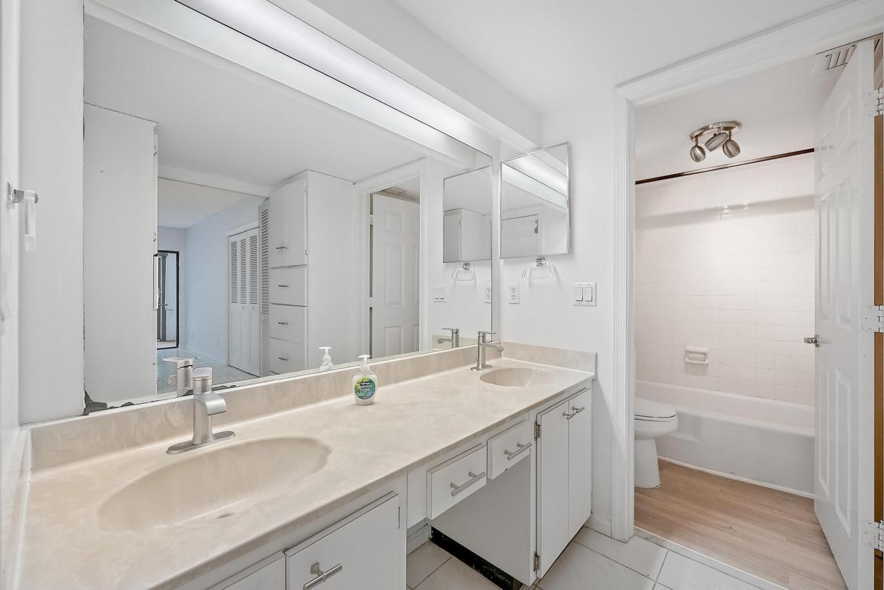 1660 Twelve Oaks Way, Unit 205, North Palm Beach, FL 33408 Photo