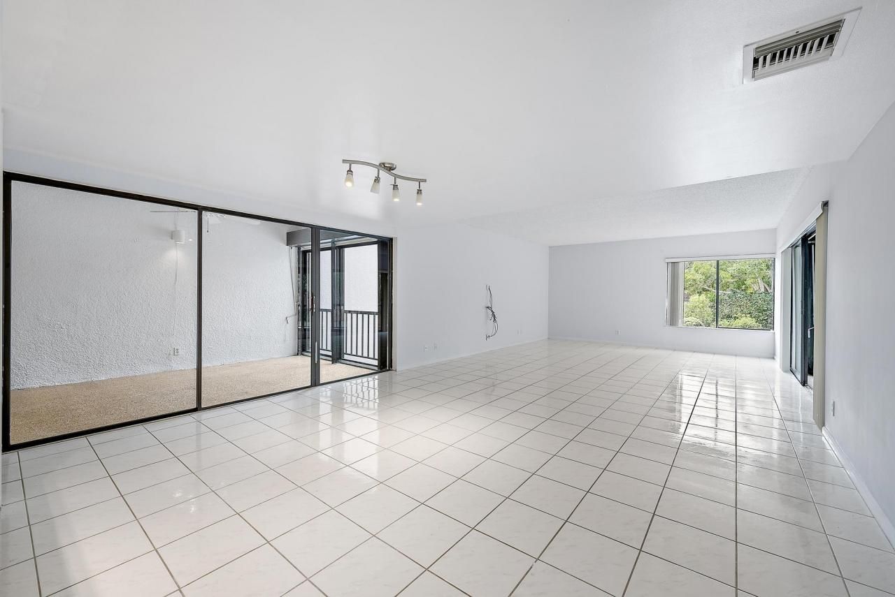 1660 Twelve Oaks Way, Unit 205, North Palm Beach, FL 33408 Photo