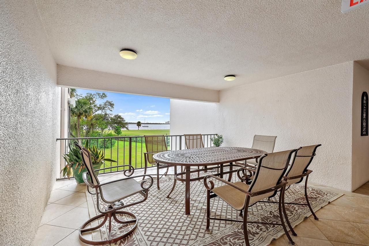 1660 Twelve Oaks Way, Unit 205, North Palm Beach, FL 33408 Photo