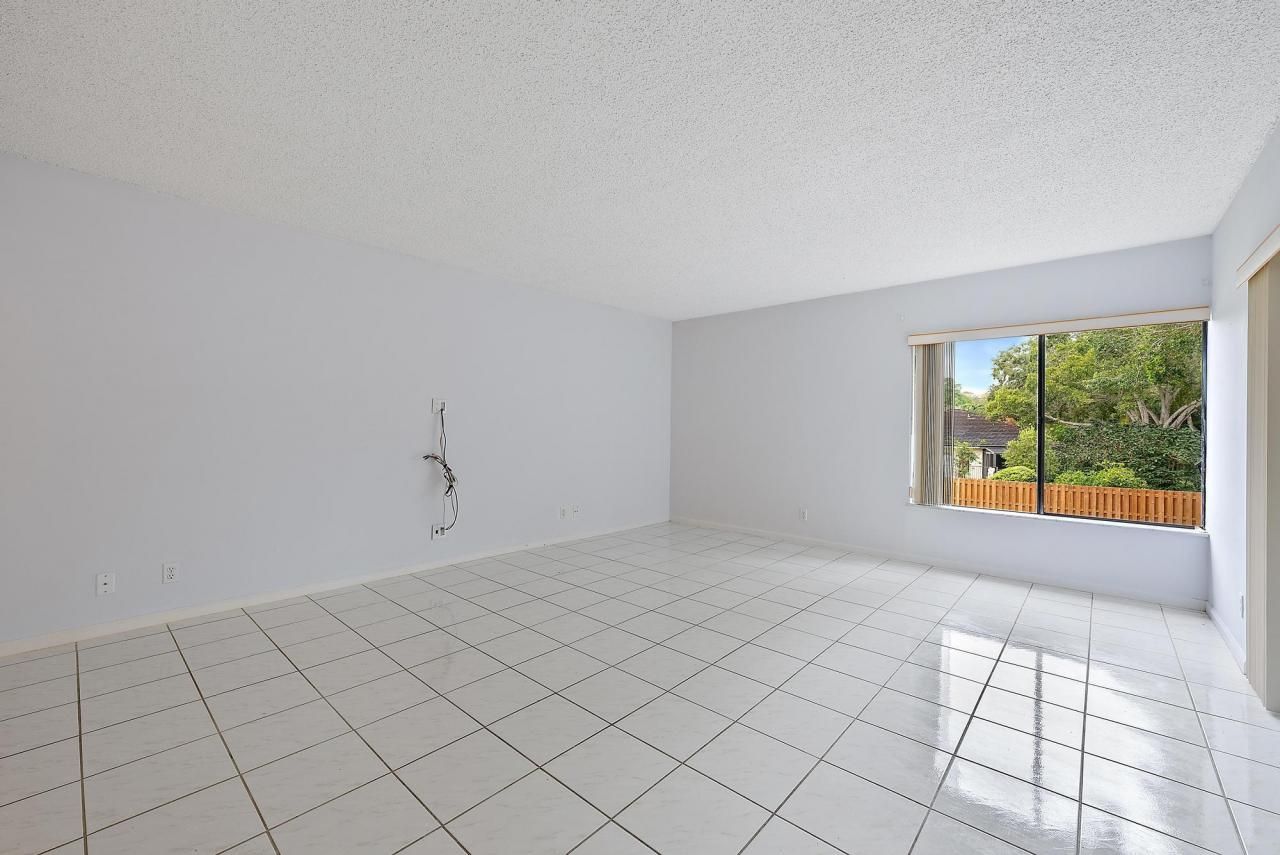 1660 Twelve Oaks Way, Unit 205, North Palm Beach, FL 33408 Photo