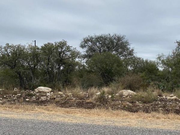 309 LEGEND HILLS RD, Uvalde, TX 78801