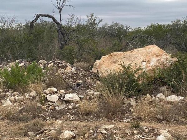 644 LEGEND HILLS RD, Uvalde, TX 78801