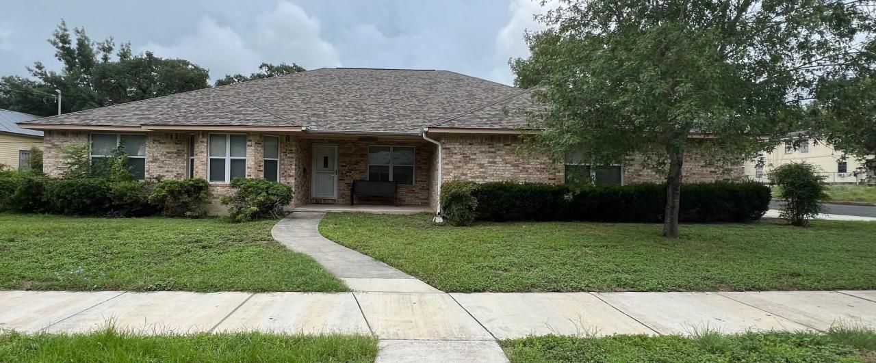 331 W Nolte St, Seguin, TX 78155 Main Photo