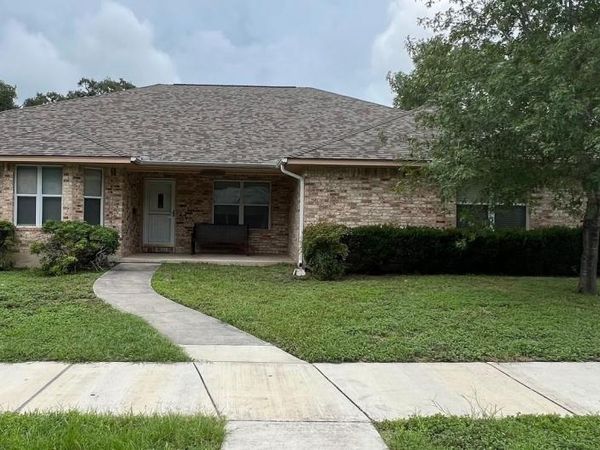 331 W Nolte ST, Seguin, TX 78155