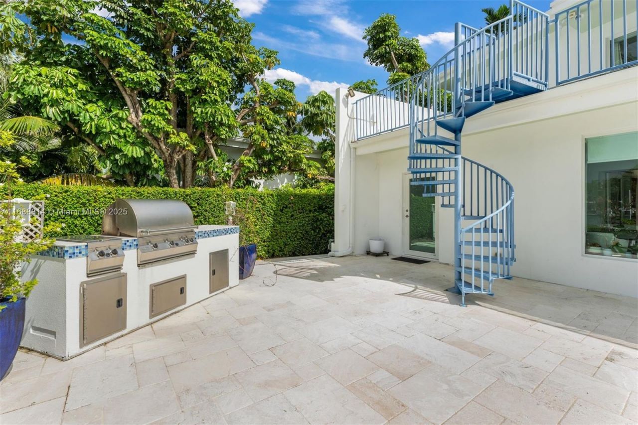 8900 Bay Drive, Surfside, FL 33154 Photo