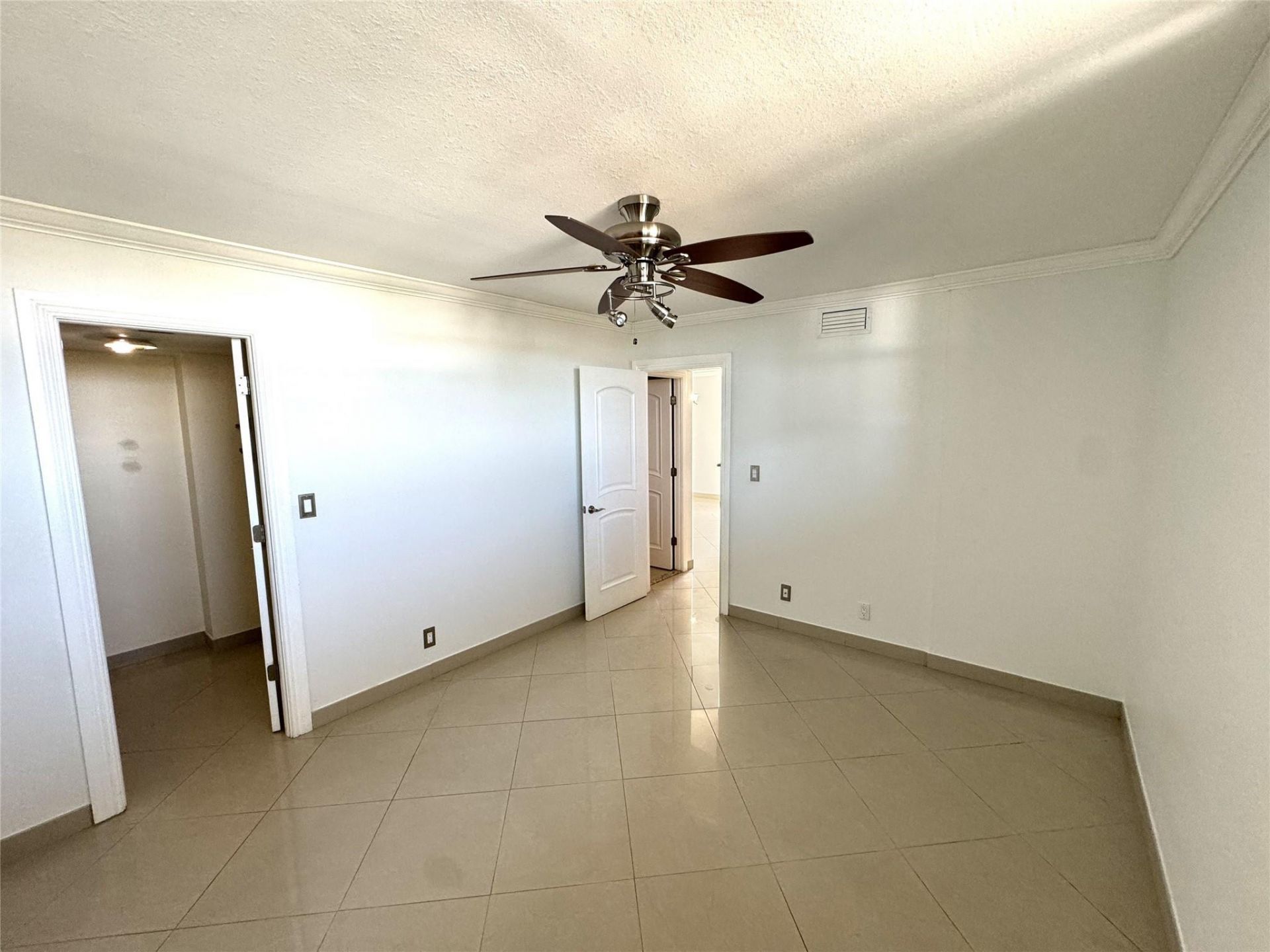 4800 Bayview Drive, Unit 406, Fort Lauderdale, FL 33308 Photo