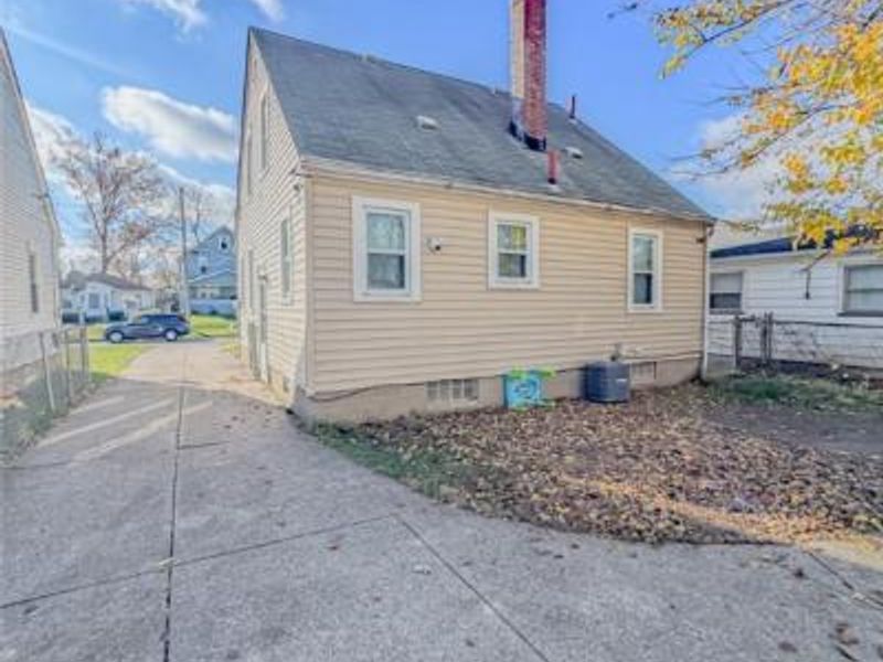 1330 W 18th Street, Lorain, OH 44052 Photo 2