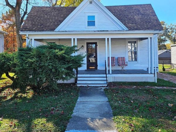 517 E 2ND SOUTH Street, Carlinville, IL 62626