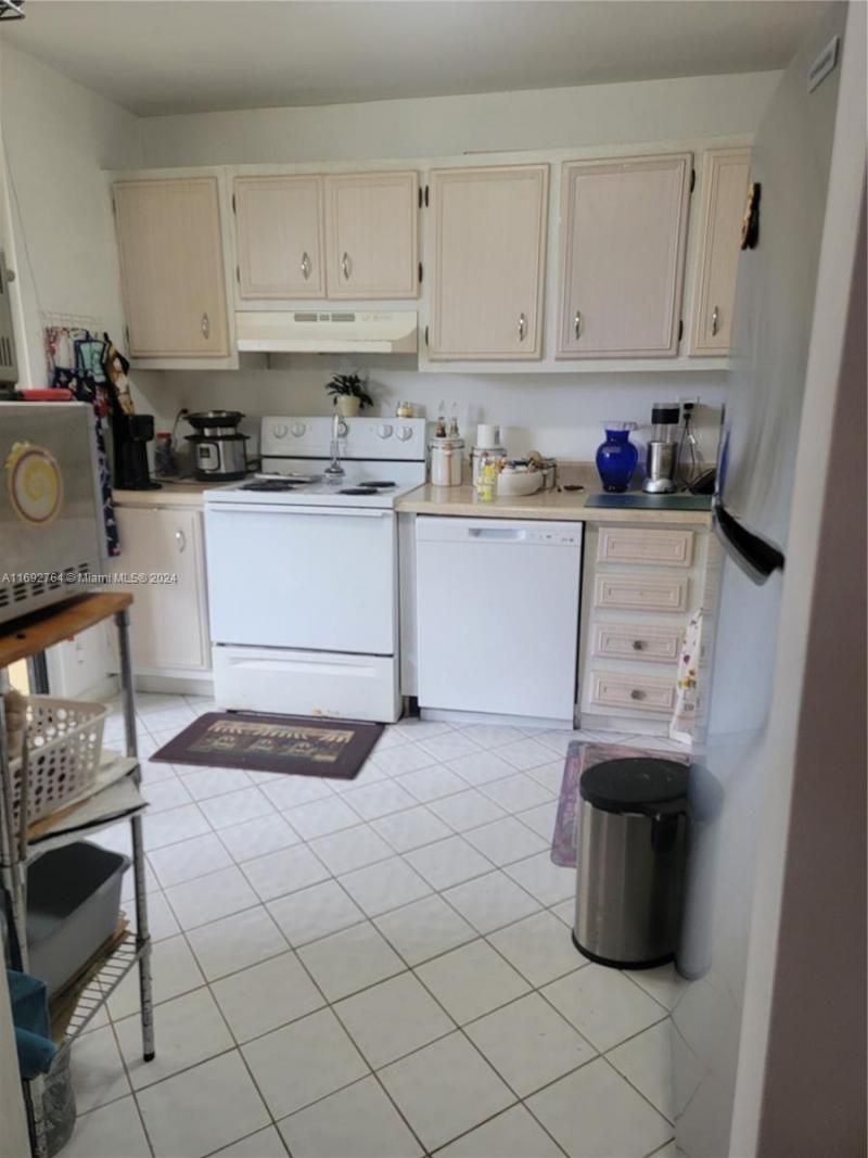671 NE 195 St, Unit 122-E, Miami, FL 33179 Photo