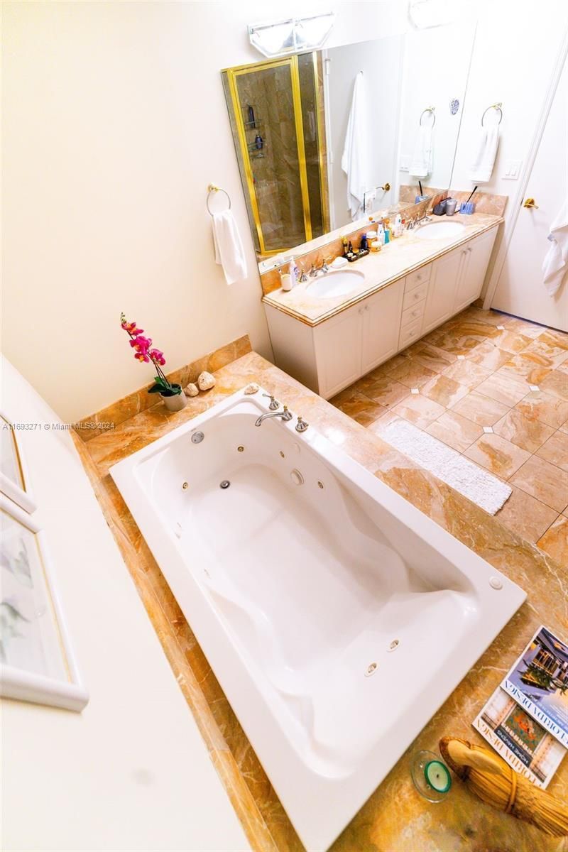 9595 Collins Ave, Unit N9-C, Surfside, FL 33154 Photo