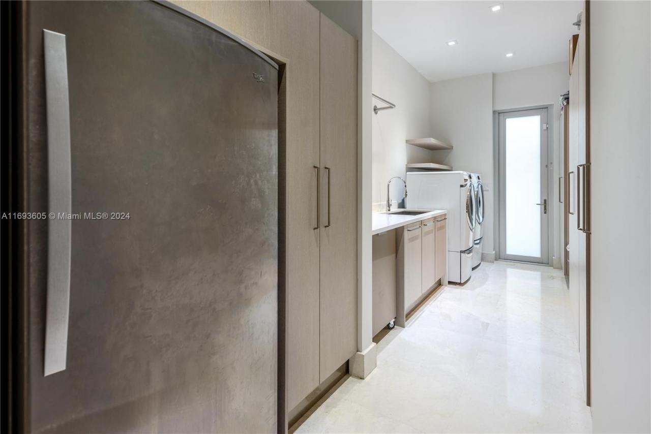 400 Tamarind Dr, Hallandale Beach, FL 33009 Photo