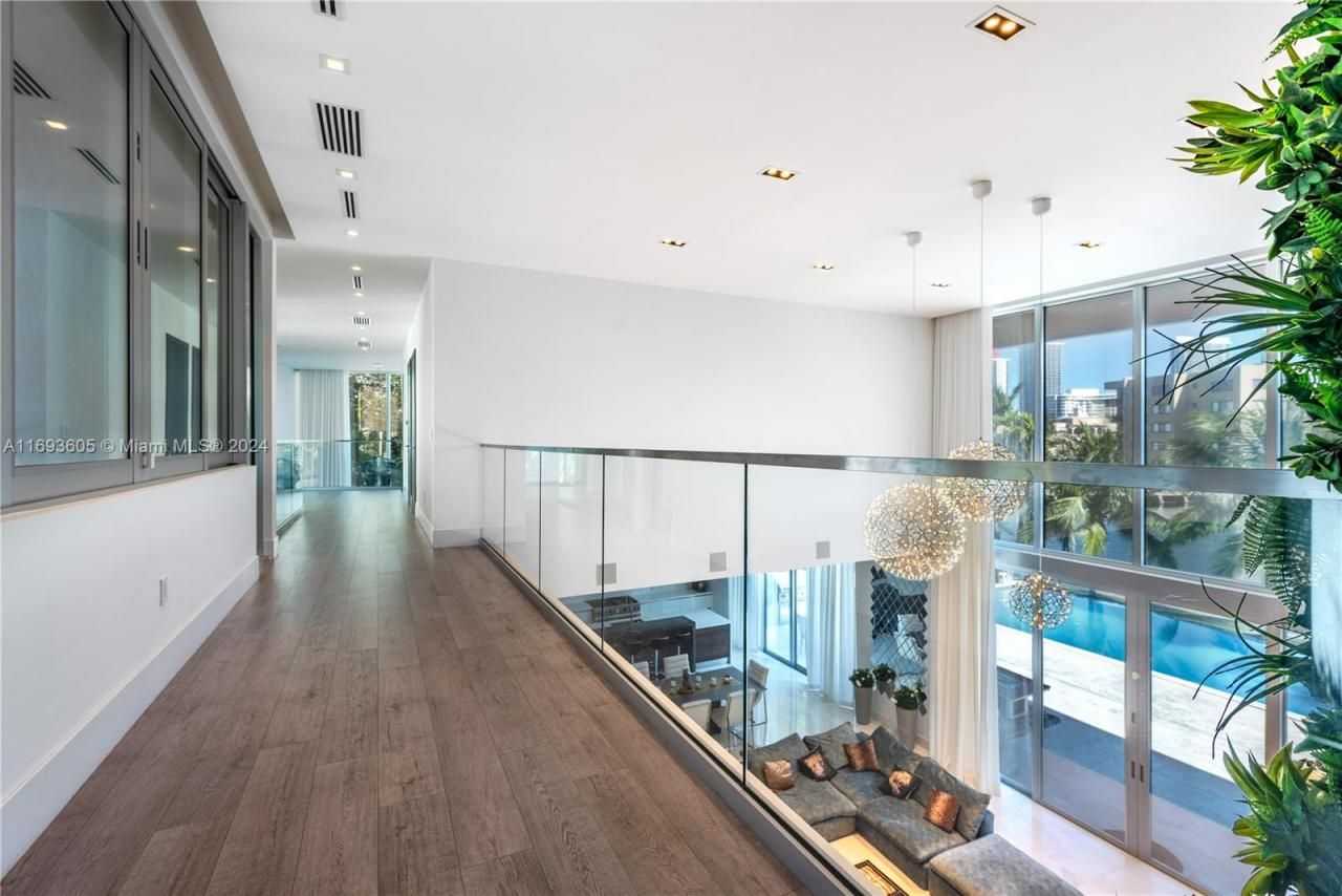 400 Tamarind Dr, Hallandale Beach, FL 33009 Photo