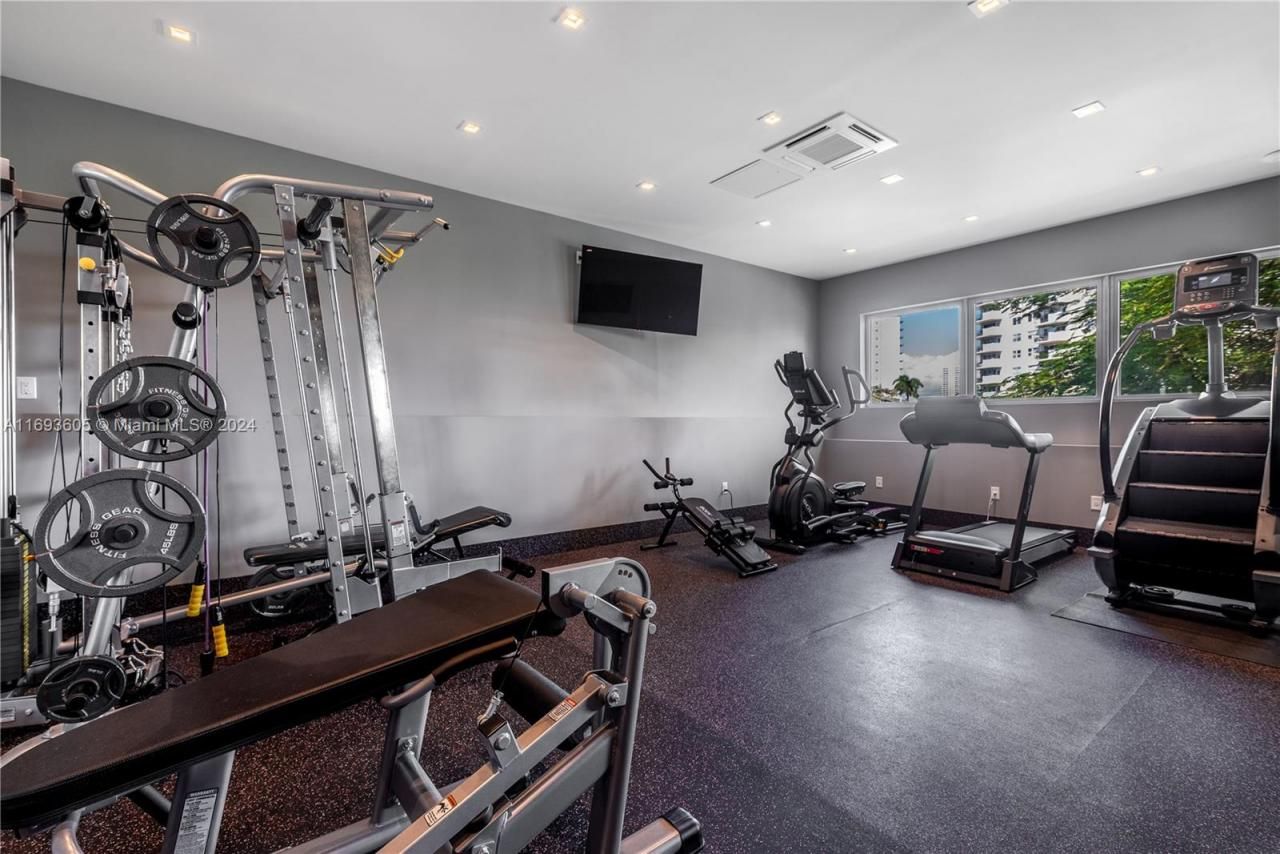 400 Tamarind Dr, Hallandale Beach, FL 33009 Photo