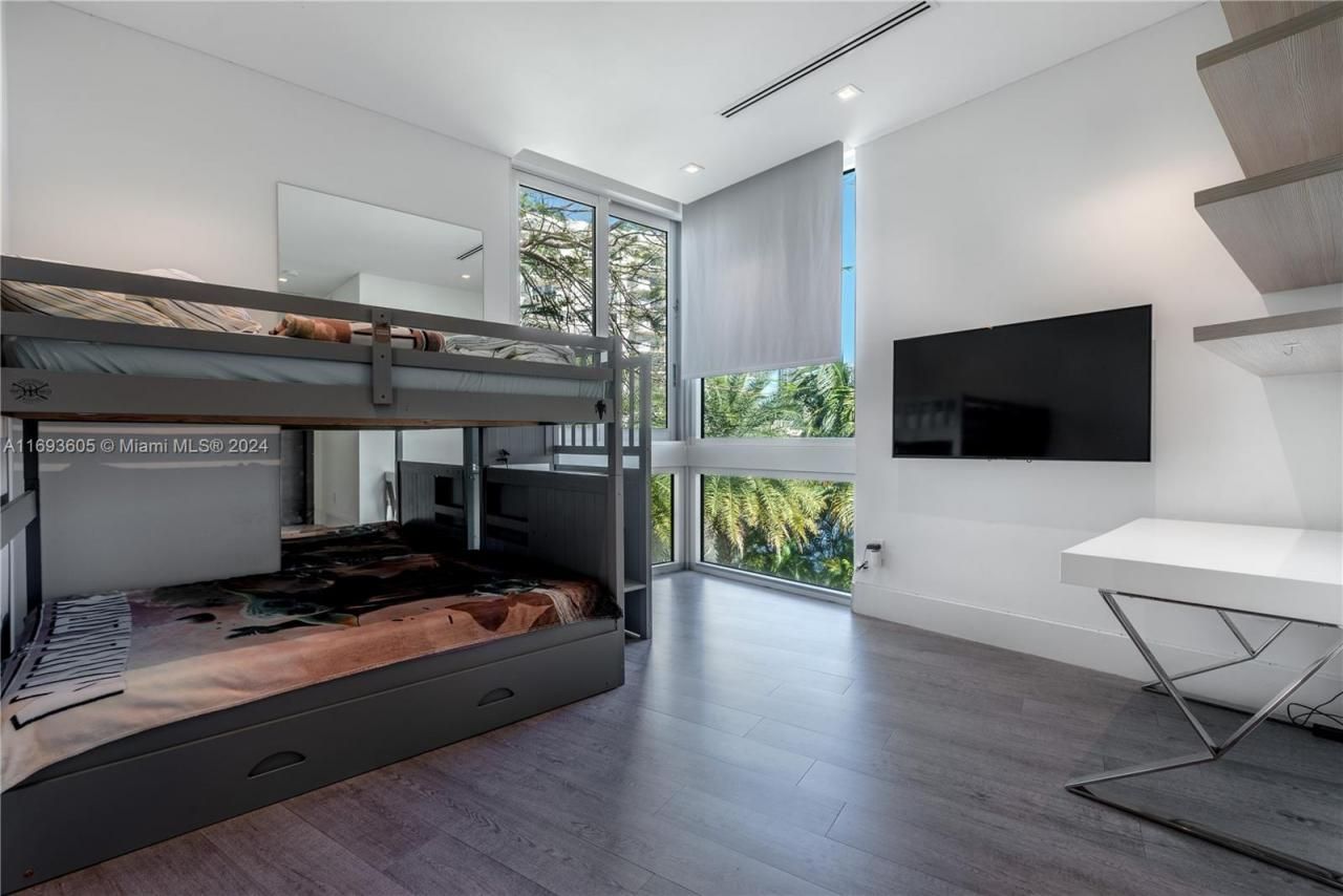 400 Tamarind Dr, Hallandale Beach, FL 33009 Photo