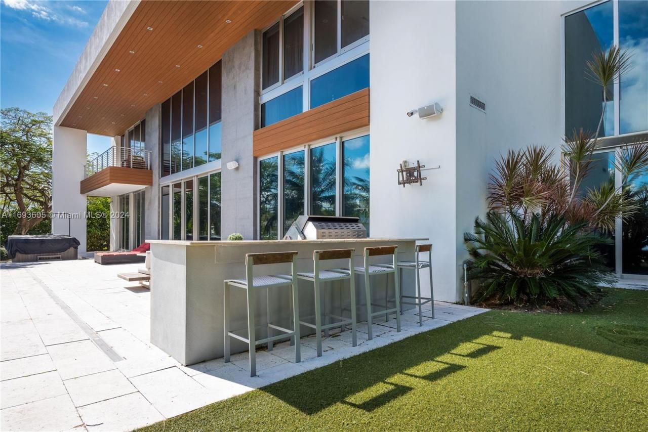 400 Tamarind Dr, Hallandale Beach, FL 33009 Photo