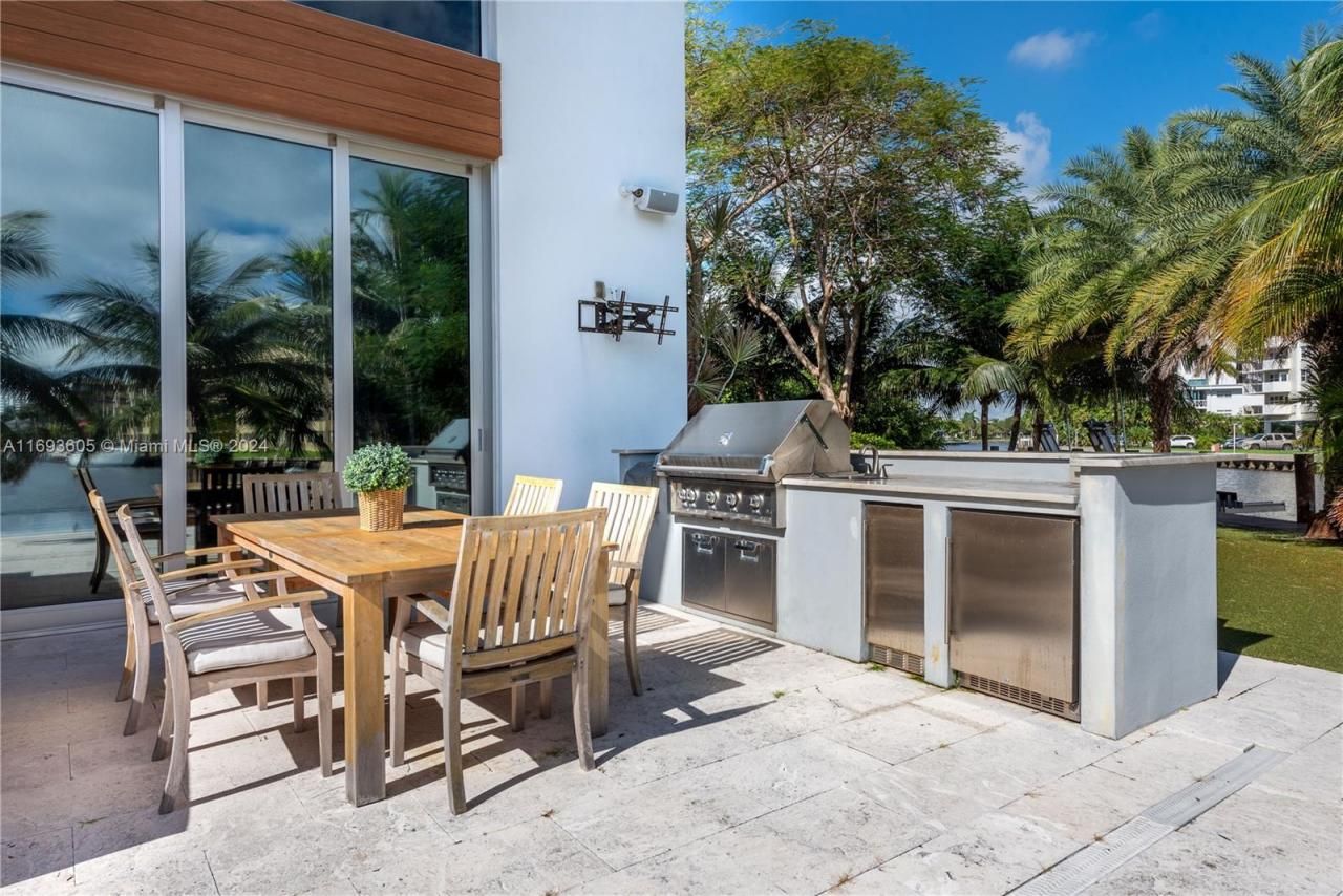 400 Tamarind Dr, Hallandale Beach, FL 33009 Photo