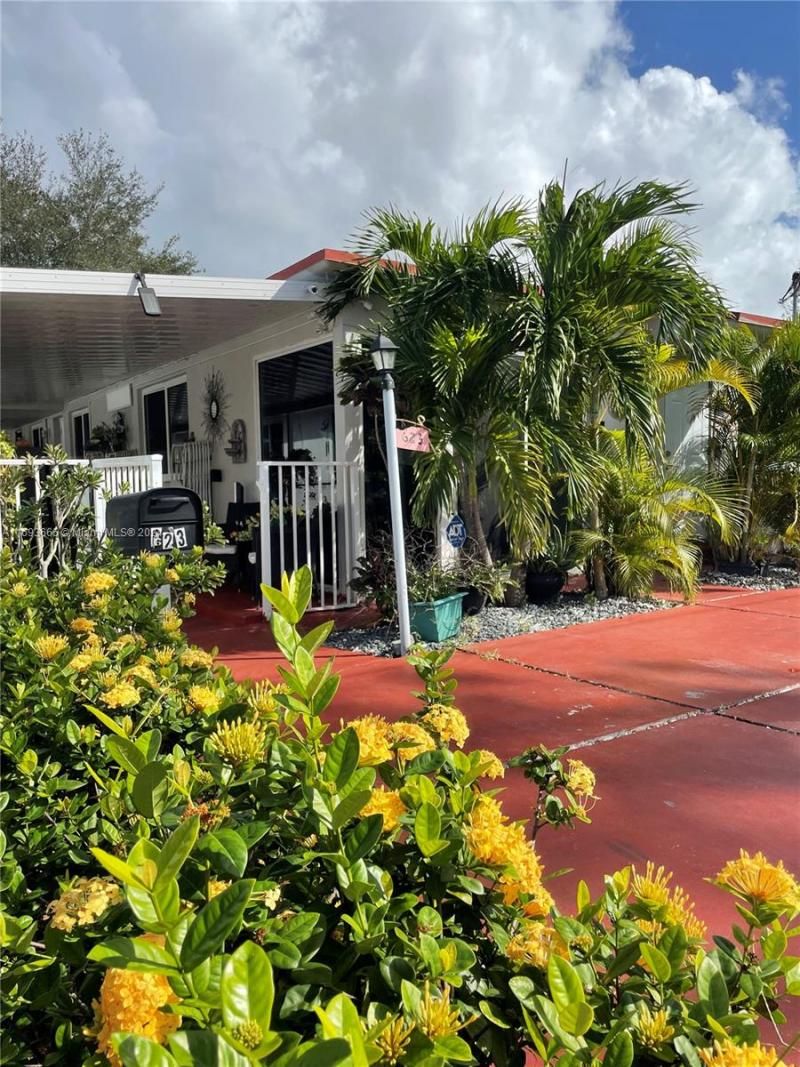 623 SW 6th Ter #1-2, Hallandale Beach, FL 33009 Photo