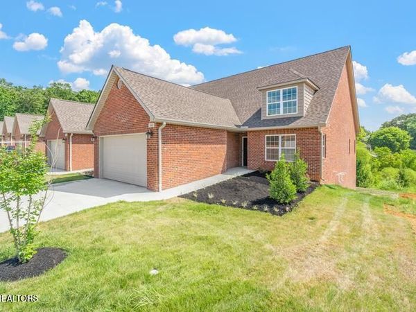 1160 Meadow Walk Lane, Lenoir City, TN 37772