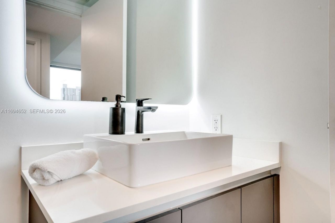 227 NE 2nd St, Unit 1705, Miami, FL 33132 Photo