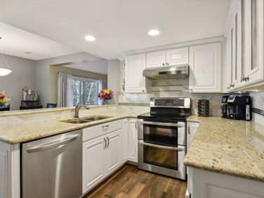 6105 Lincoln Drive, Unit 239, Edina, MN 55436