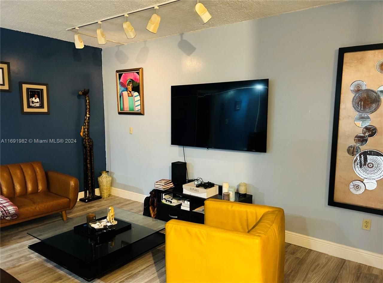 740 NE 199th St, Unit 206G, Miami, FL 33179 Photo