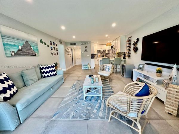 6100 S Falls Cir Dr, Unit 106, Lauderhill, FL 33319