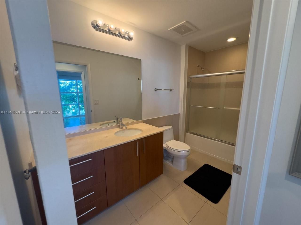 1945 S Ocean Dr, Unit M5, Hallandale Beach, FL 33009 Photo