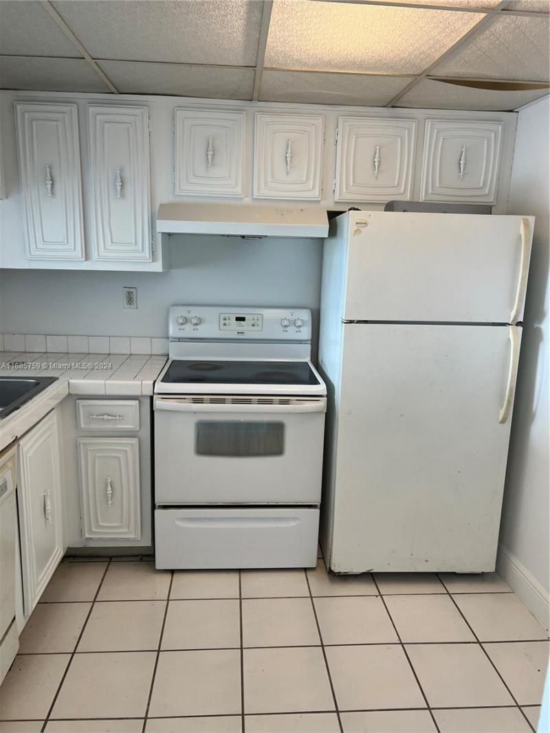 498 NW 165th St Rd, Unit D-607, Miami, FL 33169 Photo