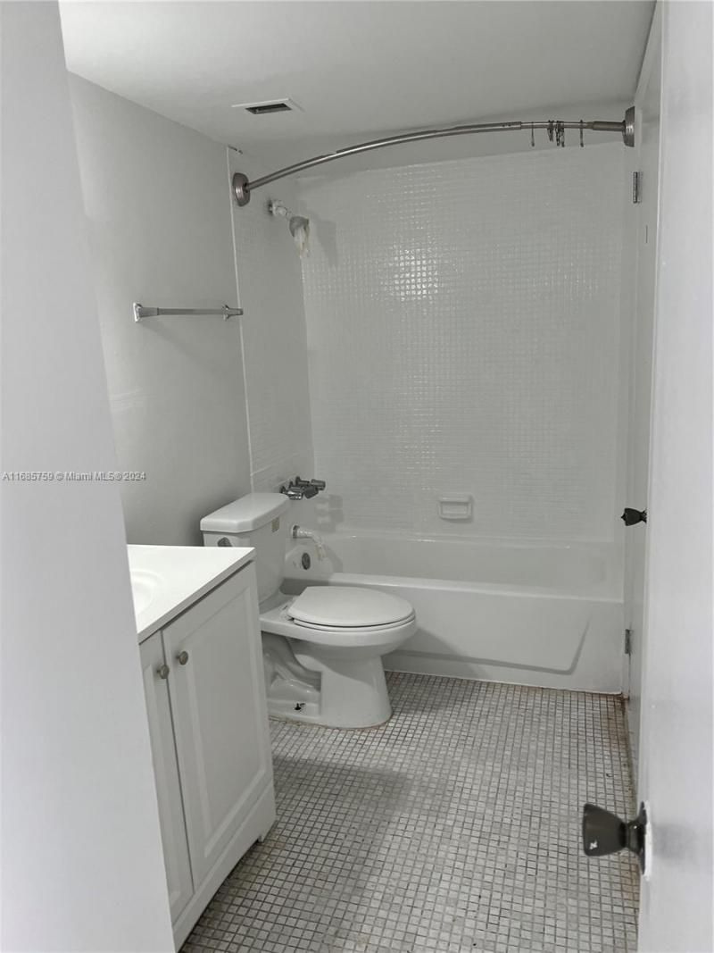 498 NW 165th St Rd, Unit D-607, Miami, FL 33169 Photo