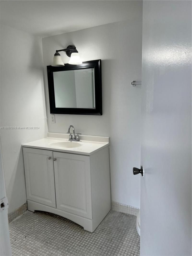 498 NW 165th St Rd, Unit D-607, Miami, FL 33169 Photo