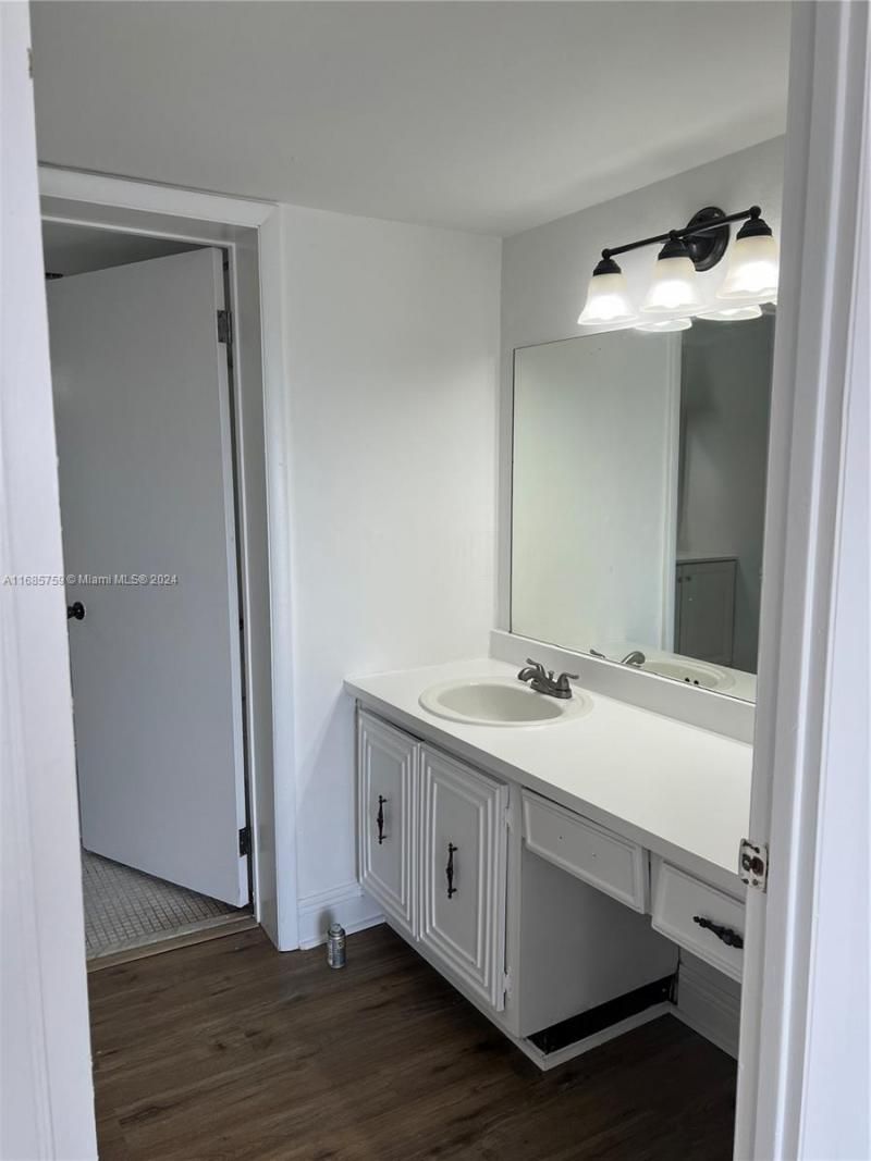 498 NW 165th St Rd, Unit D-607, Miami, FL 33169 Photo