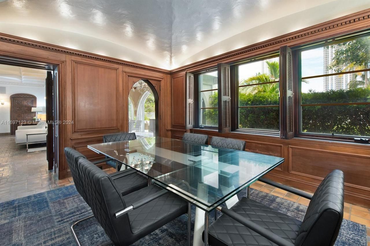 4745 Pine Tree Dr, Miami Beach, FL 33140 Photo